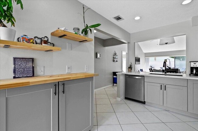 Building Photo - 12875 Spinnaker Ln Rental