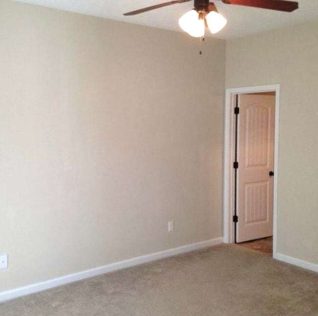 Photo - 137 Grove Landing Ct