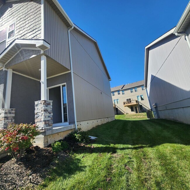 Fabulous End Unit Townhome 3 Bedroom, 2.5 House Rental in Parkville, MO