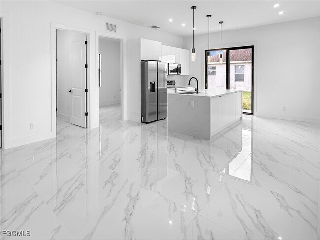 Photo - 916 Sara Ave N