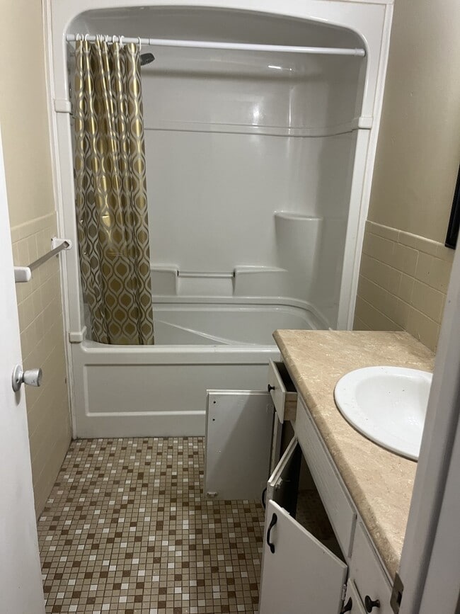 Photo - 615 Chalmers Ct Unité 5