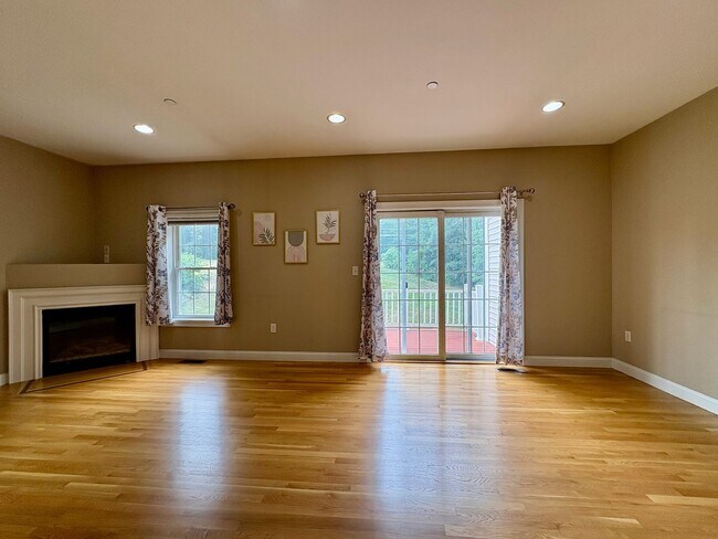 Photo - Charming 2-Bedroom Townhouse For Rent in L...