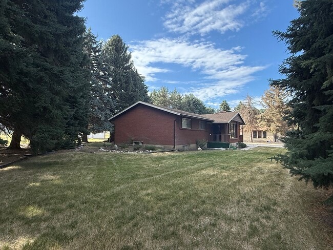Photo - Beautiful home, large shade trees, walk to the lake, minutes to ski resorts