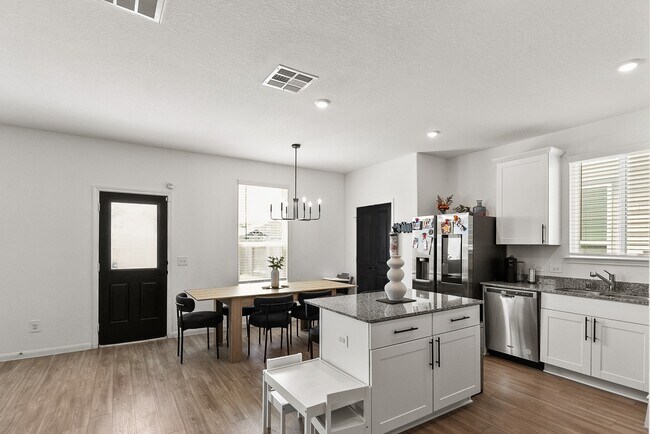 Photo - 23515 Wrexham St