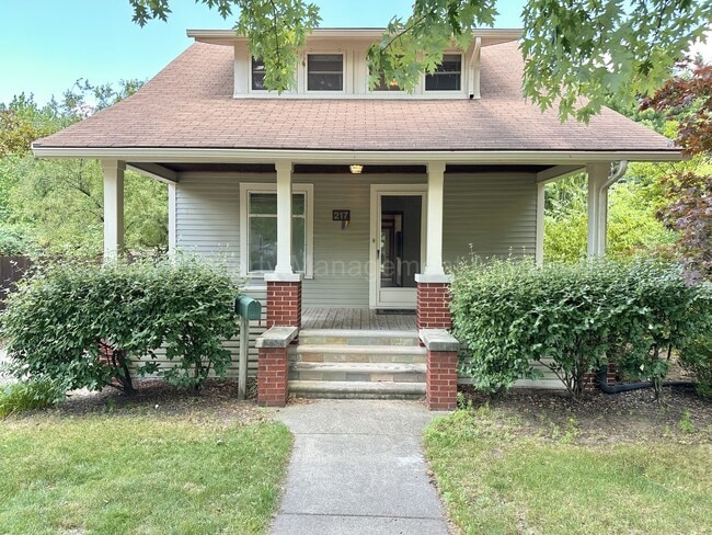 Building Photo - Craftsman Style, Modern Amenities Steps from Main St.