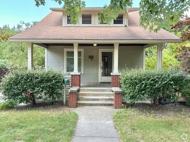 Building Photo - Craftsman Style, Modern Amenities Steps fr... Rental