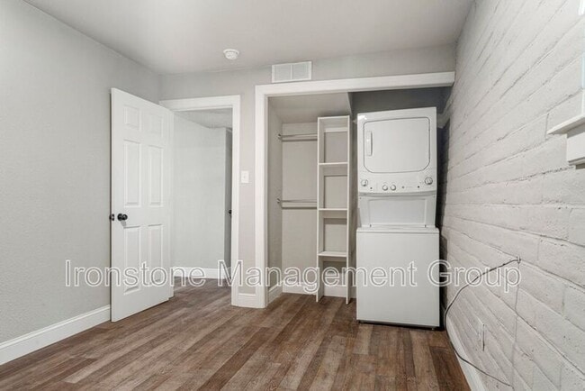 Photo - 2618 E 8th St