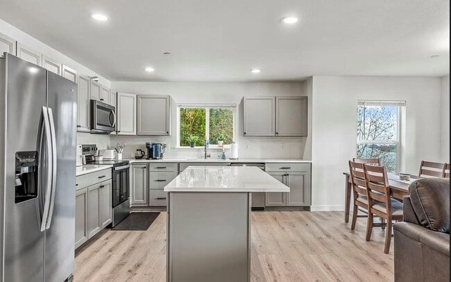 Photo - 572 Columbia St