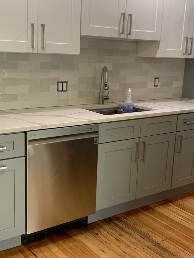 Photo - 641 White St