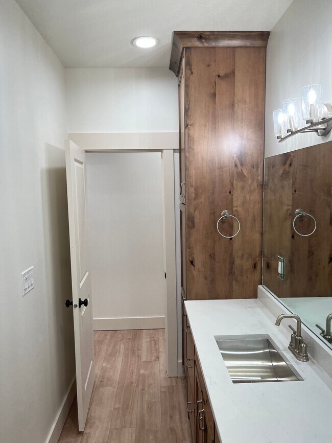 Photo - 818 W Mnr Crst Ln