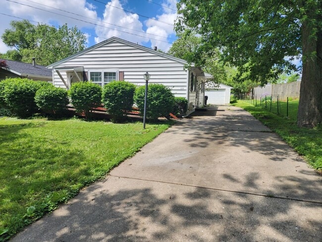 Photo - 3 Bedroom Home in Bloomington