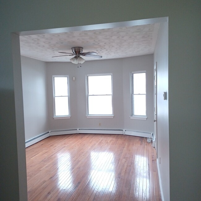 Building Photo - 117 Swan St Unit 2 Rental