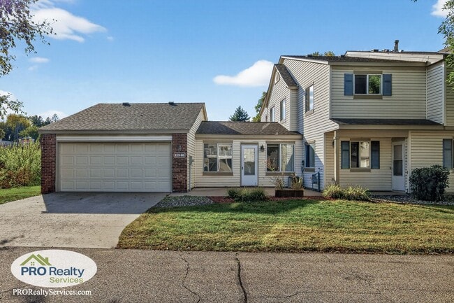 Building Photo - 3 Bedroom End Unit Townhouse
