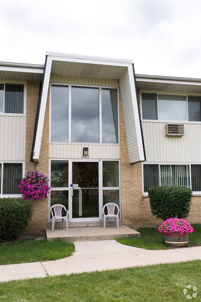 Building Photo - Spacious 2 Bedroom, Heat Included! Unit 4065-5 Rental