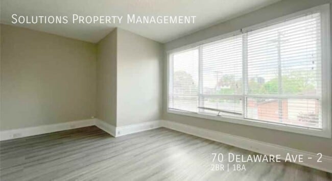 Photo - **Beautiful & Bright Updated 2 Bedroom Second Floor Unit** Unité 2