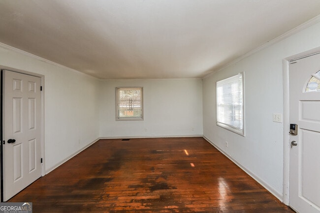 Photo - 210 Oak Dr SE