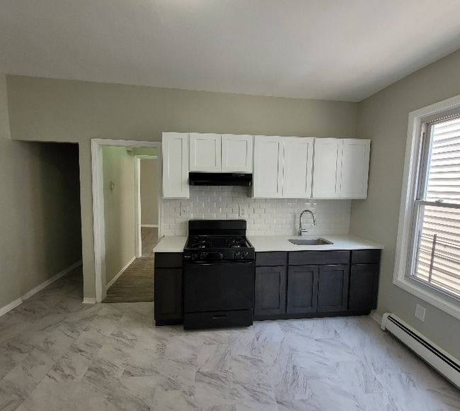 Photo - 666 Grove St