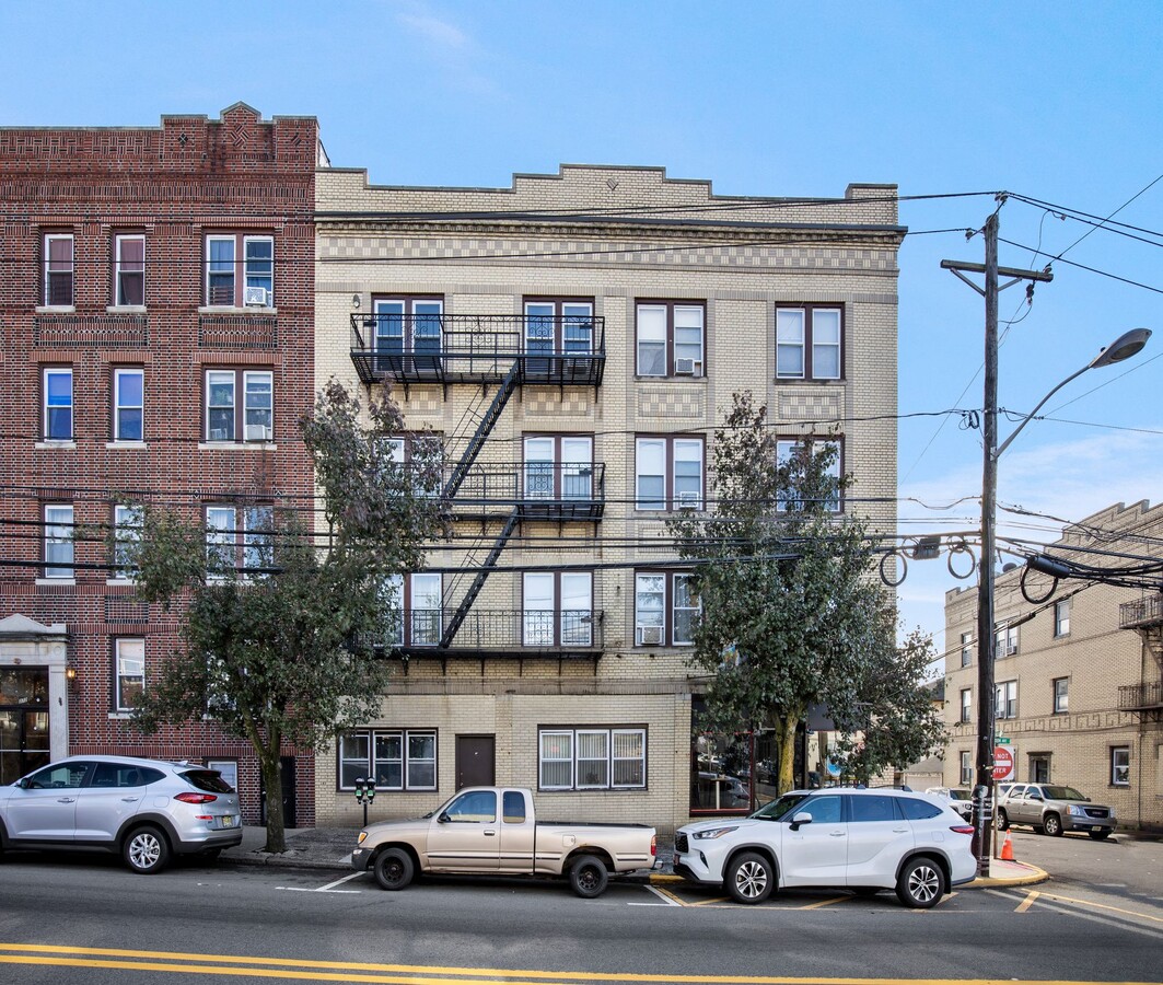 Photo - 372 Anderson Ave