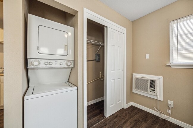 Photo - 831 W 25th St