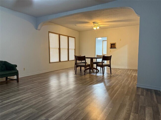 Photo - 1013 W 3rd St