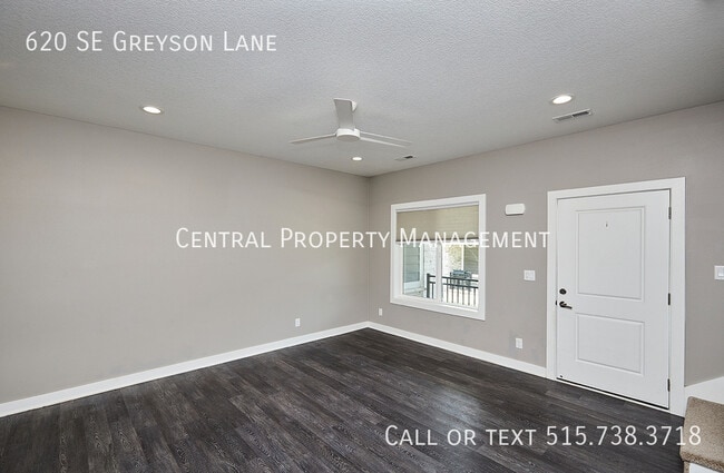 Photo - 620 SE Greyson Ln