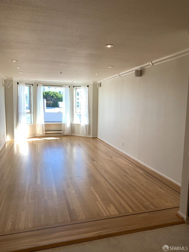 Photo - 550 S Van Ness Ave