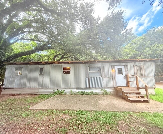 Building Photo - Cozy 2-Bedroom Home - Spacious Backyard