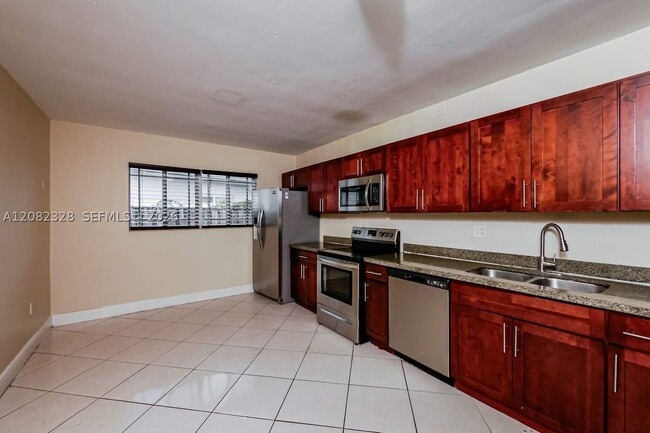 Photo - 623 W 63rd Dr