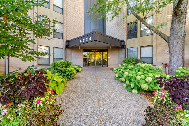 Building Photo - 6730 Vernon Ave S Unit Fountain Woods II 404 Rental