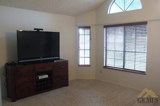 Photo - Spacious 4 Bed | 2 Bath in The Oaks Commun...