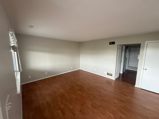 Photo - 2308 Gladstone Ave