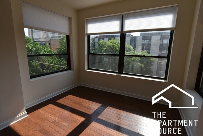 Building Photo - 3802 N Pine Grove Ave Unit 3