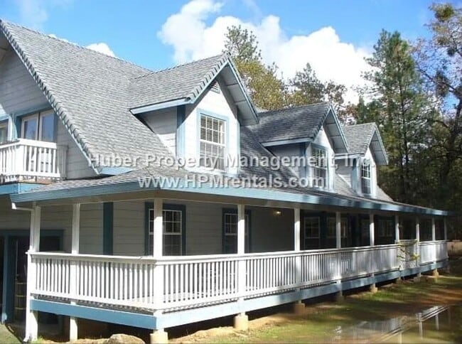 Building Photo - Spacious two-story home featuring 3 bedrooms and 2.5 baths