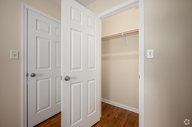 1BR, 1BA - 675SF - Bedroom Closet