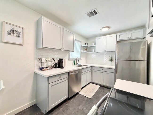 218 W 15th St Unit O