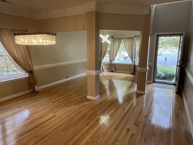 Photo - Huge 5 Bed Home with Basement in North Cha...