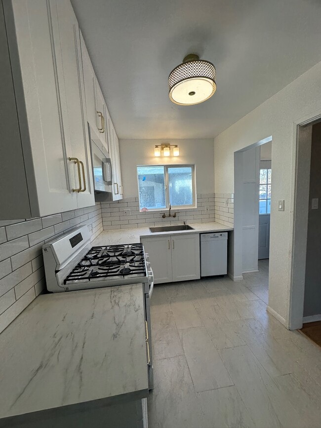 Photo - 2535 S Bundy Dr