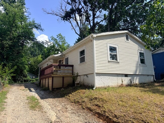 Building Photo - Cute home minutes from Uptown Charlotte!!