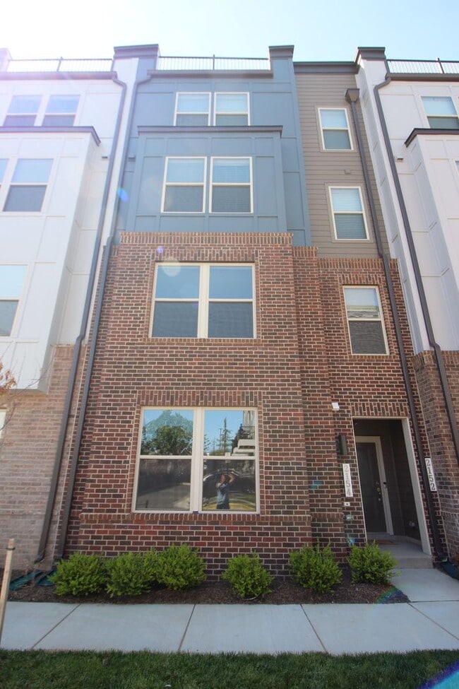 Building Photo - Well-located 2-bedroom