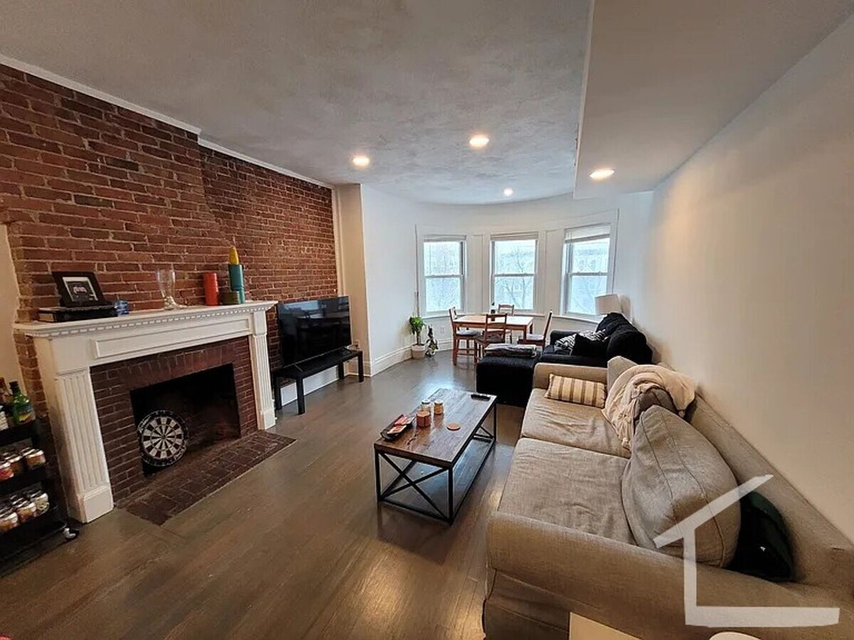 Photo - 1398 Beacon St