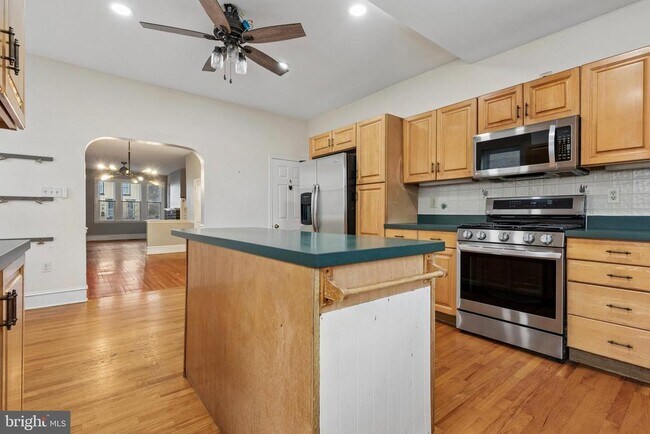 Photo - 441 Roxborough Ave