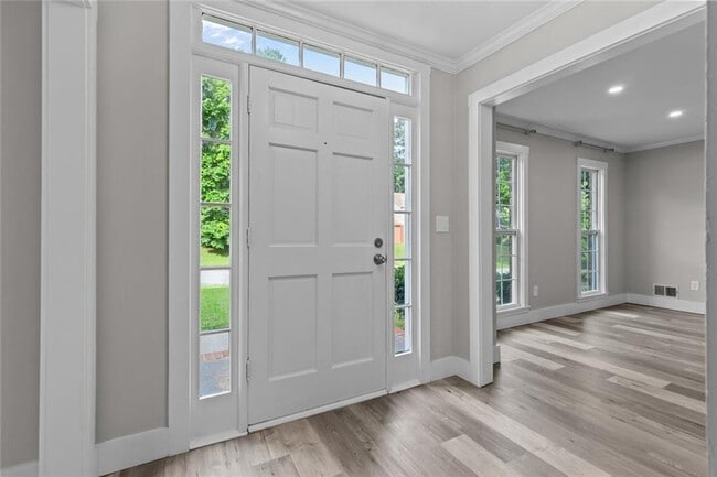 Photo - 773 Huntington Way NW