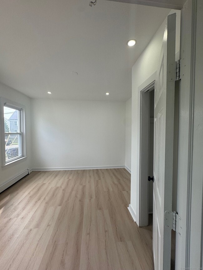 Photo - 142 Cowles St