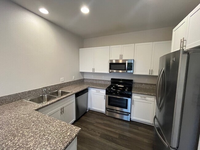 Photo - 877 Humbert Ave