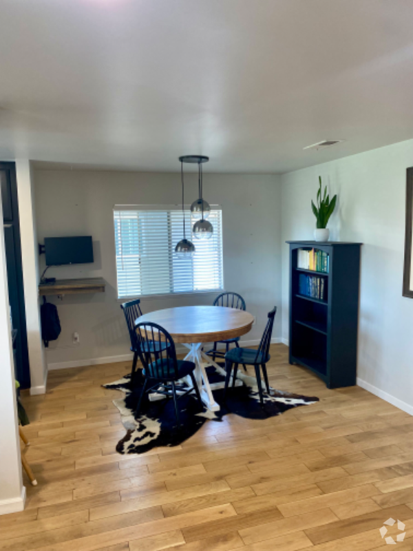 Building Photo - 2703 W Meadowwood Rental