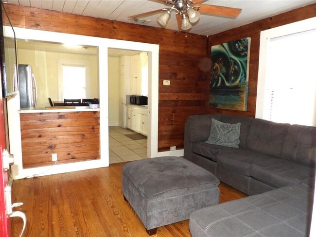 Photo - 459 E Commerce St