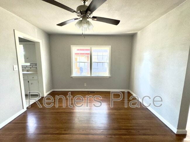 Photo - 415 E 5th St