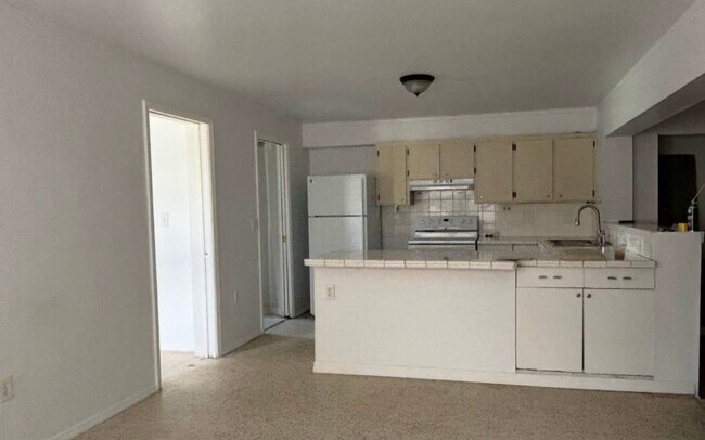 4048 Edgewood Ave Unit 1/2 DUPLEX with Den & Closet