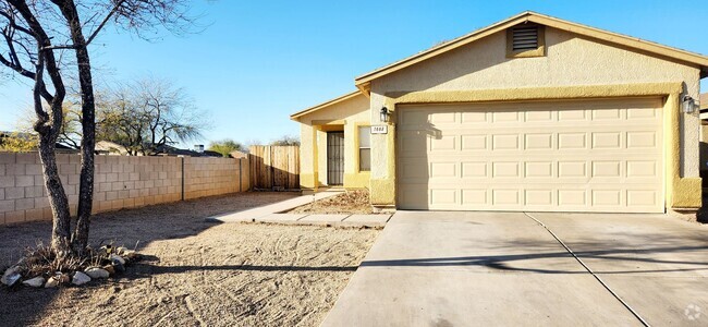 Building Photo - Large 4 Bedroom- A/C- All Ceramic Tile- Wo... Rental