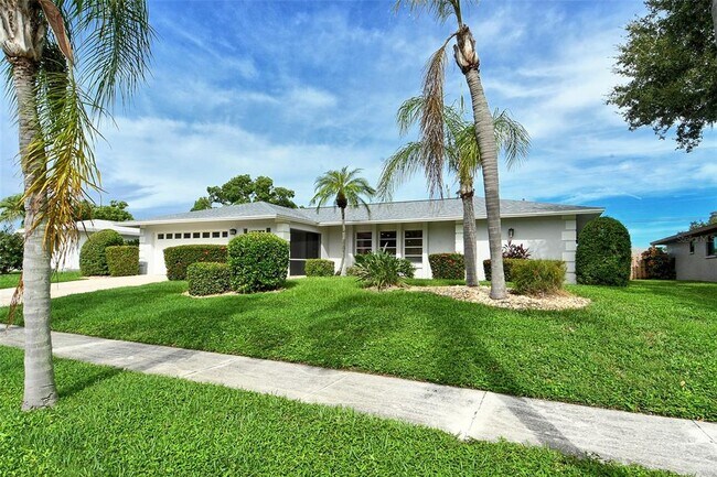 6722 Roxbury Dr